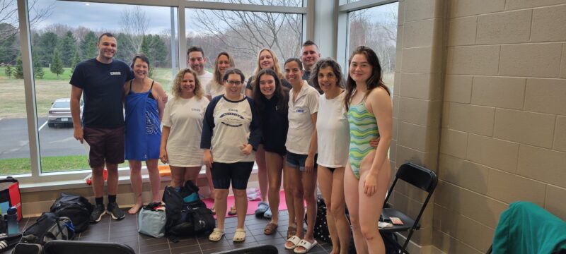 L’ambiance était à la camaraderie lors du championnat provincial des maîtres-nageurs où 16 maîtres-nageurs du Club de natation de Saint-Hyacinthe ont participé. Photo gracieuseté