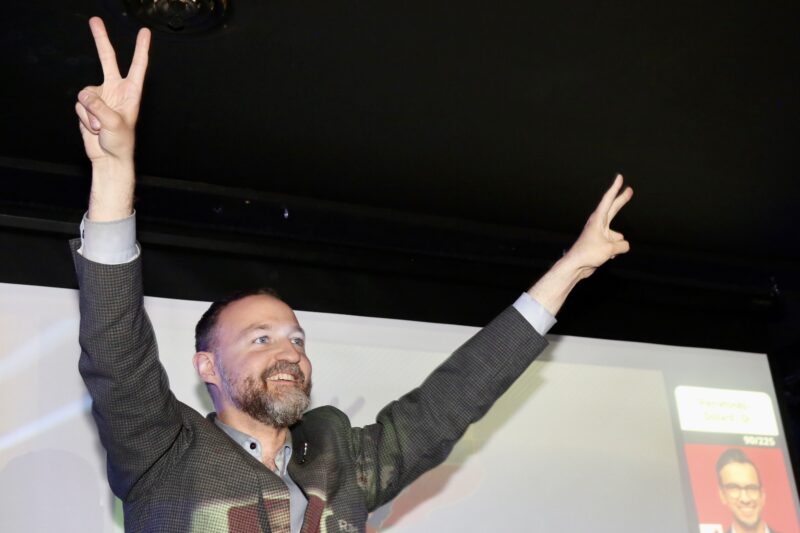 Simon-Pierre Savard-Tremblay a célébré sa victoire avec ses partisans, le 28 avril au soir, à Saint-Hyacinthe. Photothèque | Le Courrier ©