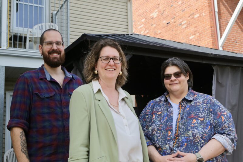 Frédérik Morel, conseiller au Collectif de défense des droits de la Montérégie, Sylvie Tétreault, coordonnatrice au Trait d’union montérégien, et Myriam Duquette, directrice générale de Contact Richelieu-Yamaska. Photothèque | Le Courrier ©