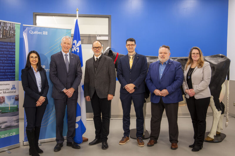 La députée de Saint-Hyacinthe, Chantal Soucy, le ministre de l’Agriculture, André Lamontagne, le recteur de l’université de Montréal, Daniel Jutras, le doyen de la Faculté de médecine vétérinaire, David Francoz, le maire de Saint-Hyacinthe, André Beauregard, et la directrice générale de Saint-Hyacinthe Technopole, Karine Guilbault. Photothèque | Le Courrier ©