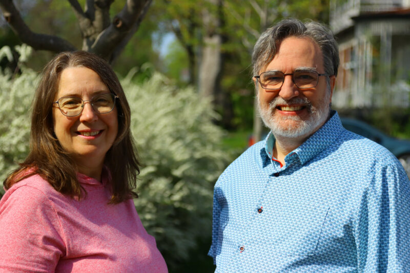 Isabelle Martin et Martin Ostiguy animeront de nouvelles visites guidées proposées par le Centre d’histoire de Saint-Hyacinthe cet été. Photo gracieuseté
