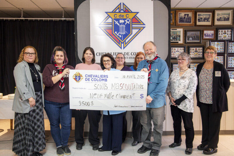 Nancy Duhamel, présidente du comité féminin du Conseil 960 des Chevaliers de Colomb de Saint-Hyacinthe, Maryse Guilbeault, du Groupe scout Les Mascoutains, Solange Bazinet, Bibiane Pascal, Bianka Pelletier, Ginette Gingras, Diane Daneau et Michèle Tétreault, toutes du comité féminin, et Luc Simard, président du Groupe scout Les Mascoutains. Photo gracieuseté
