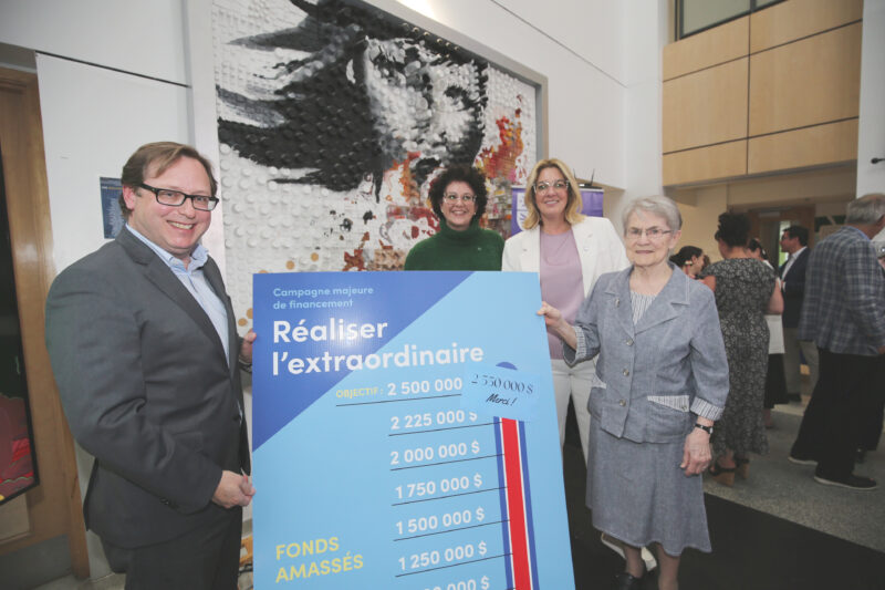 Benoit Chartier, président-directeur général de DBC Communications et président du cabinet de campagne, Anne-Marie Saint-Germain, présidente du CA de la Caisse Desjardins de la Région de Saint-Hyacinthe, Karine Gamache, directrice générale du Collège Saint-Maurice, et Sœur Édith Lavoie, des Sœurs de la Présentation de Marie. Photothèque | Le Courrier ©