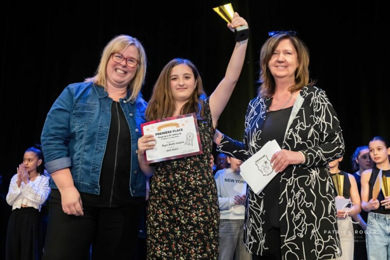 Le premier prix a été remis à Alyson Binette-Lachaine, une élève d’Acton Vale. Photo Patrick Roger