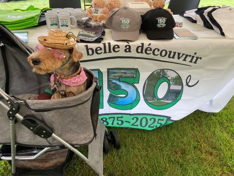 Le Comité du 150e de Saint-Louis a récemment mis en vente une série d’articles promotionnels pour les 150 ans de la Municipalité. Photo gracieuseté