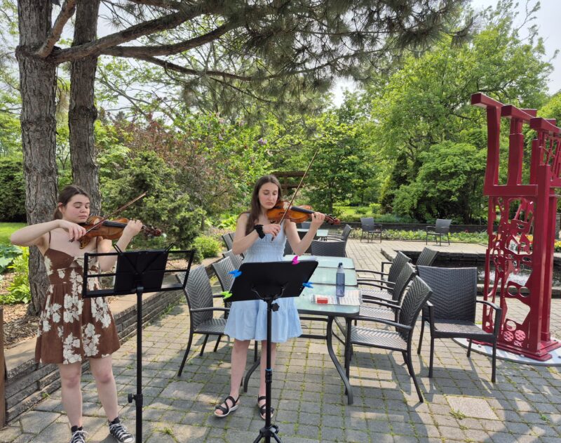 L’accueil des convives s’est fait par deux étudiantes violonistes : Émi Gauvri et Marie-Jeanne Dufour. Photo gracieuseté
