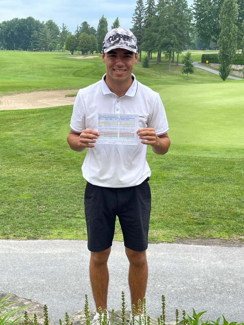 Cameron Robitaille affiche fièrement le résultat de sa ronde record au Club de golf Saint-Hyacinthe. Photo gracieuseté