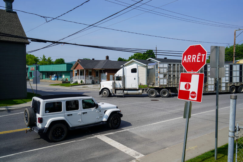 Des citoyens de Sainte-Madeleine réclament notamment l’abaissement de la limite de vitesse à 40 km/h dans le noyau villageois. Photothèque | Le Courrier ©