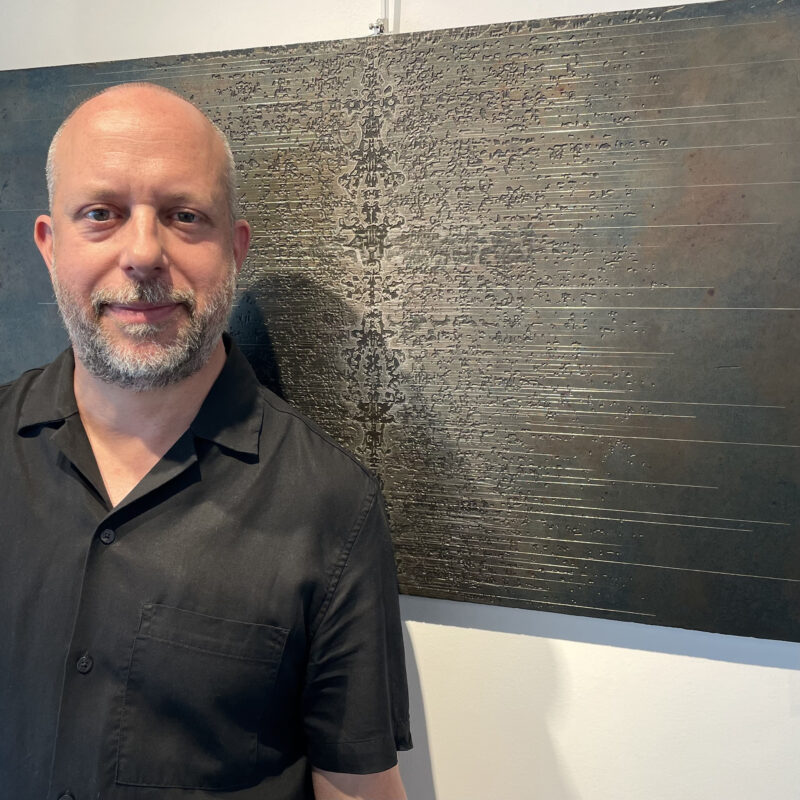 L’artiste Amer Rust présente l’exposition « Métal et mélancolie » à la bibliothèque T.-A.-St-Germain de Saint-Hyacinthe. Photo gracieuseté