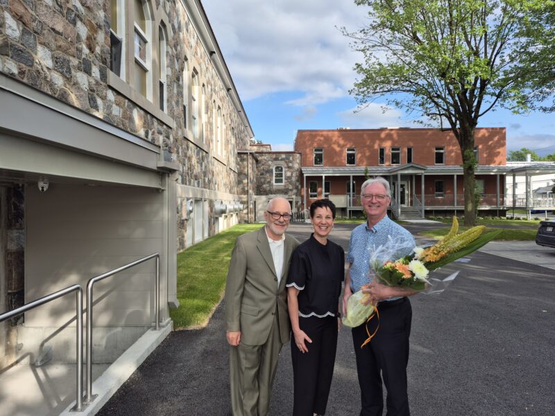 Le président du Centre d’action bénévole Région Saint-Hyacinthe, Germain Benoit, et la directrice générale Marie-Élaine Morin ont souligné le départ à la retraite du trésorier de l’organisme, Richard Martin. Photo gracieuseté