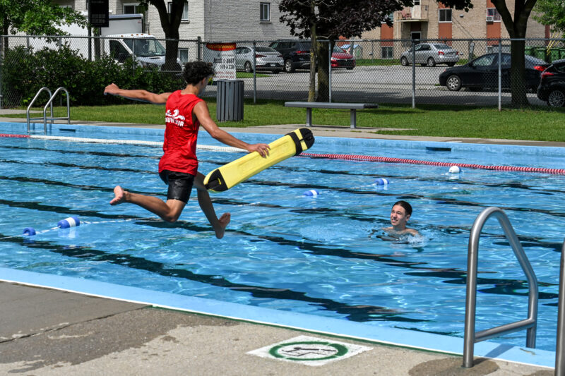 Les sauveteurs de la Ville de Saint-Hyacinthe offrent plusieurs activités et formations dans le cadre de la Semaine nationale de prévention de la noyade. Photo gracieuseté