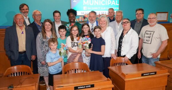Des tulipes en tissu pour porter la voix des enfants à Saint-Hyacinthe