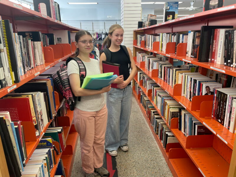 Deux étudiantes, employées des Trouvailles de l’Abbé Leclerc, où l’on trouve de tout pour la rentrée scolaire! Photo gracieuseté