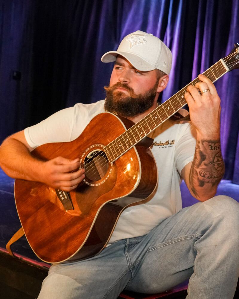 Le chanteur Paul Lemieux se produira dans le cadre d’une performance gratuite au terrain des loisirs de Saint-Simon le jeudi 14 août, à 18 h 30. Photo François Larivière | Le Courrier ©