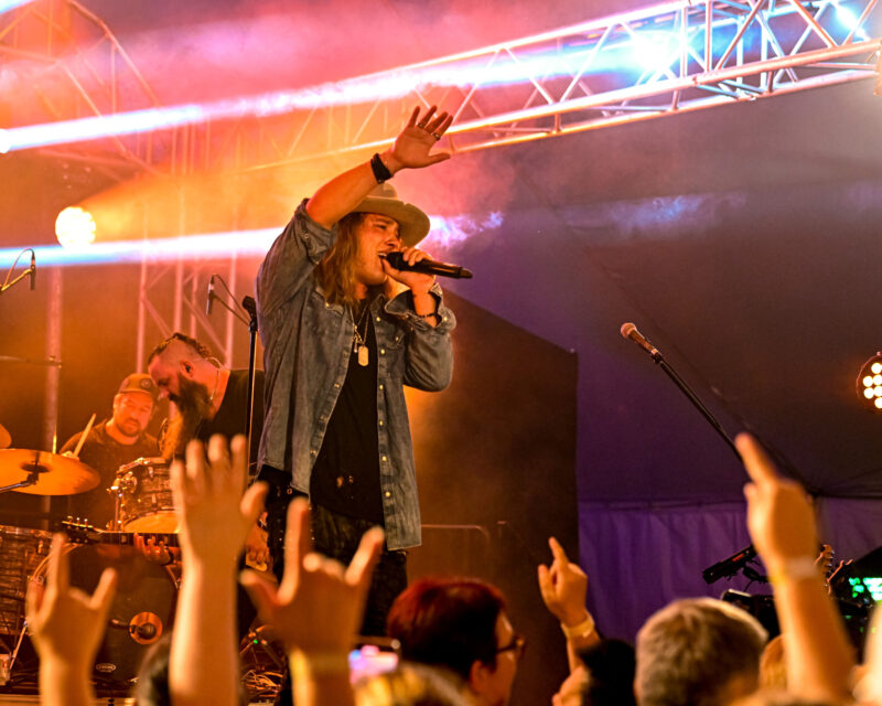 La programmation musicale de l’Expo agricole permet toujours aux festivaliers de passer de belles soirées. Chaque soir, un artiste différent mettait le feu au chapiteau Winslow, dont Travis Cormier lors de la soirée d’ouverture. Photo François Larivière | Le Courrier ©