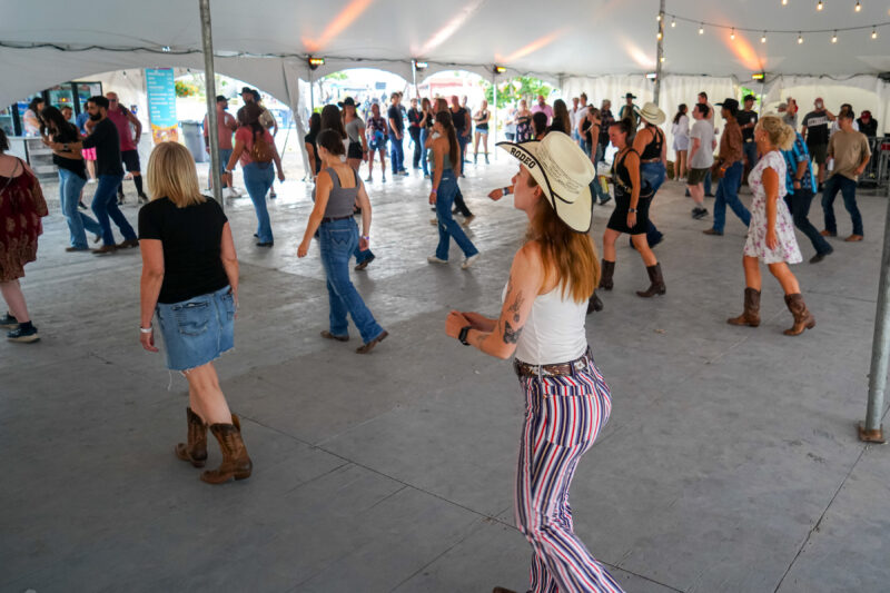 La danse country a animé le chapiteau Winslow lors de neuf des dix soirées de l’Expo agricole. Photo François Larivière | Le Courrier ©