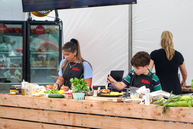 Les ateliers culinaires ont pris une plus grande place dans la programmation de l’événement, au grand plaisir du public épicurien. Ici, un duel entre Zoé et Louis, deux participants à l’émission @ITALIC_START@MasterChef Junior@ITALIC_END@. Photo François Larivière | Le Courrier ©