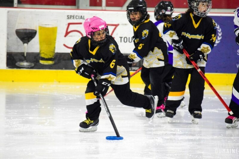 Venez essayer gratuitement la ringuette, un sport de glace pour les filles, dès l’âge de 3 ans.