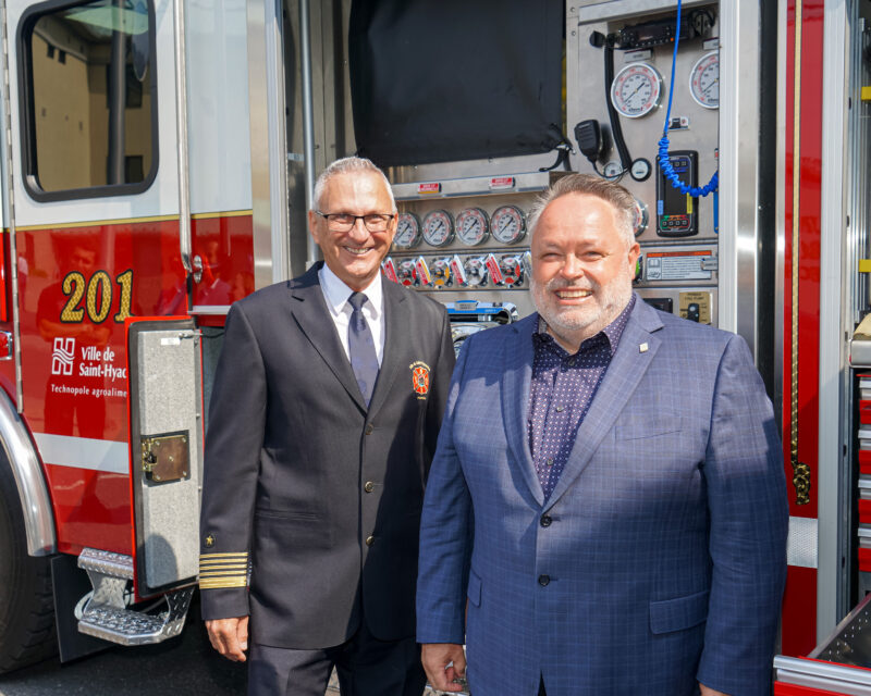 Le maire André Beauregard (à droite) en compagnie de Jocelyn Demers, directeur du Service de sécurité incendie de la Ville de Saint-Hyacinthe. Photothèque | Le Courrier ©