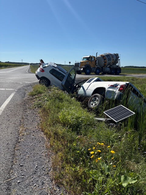 Malgré l’ajout récent de la signalisation lumineuse rouge intermittente sur le panneau d’arrêt du rang Saint-Georges à l’intersection du 3e Rang, à Saint-Simon
