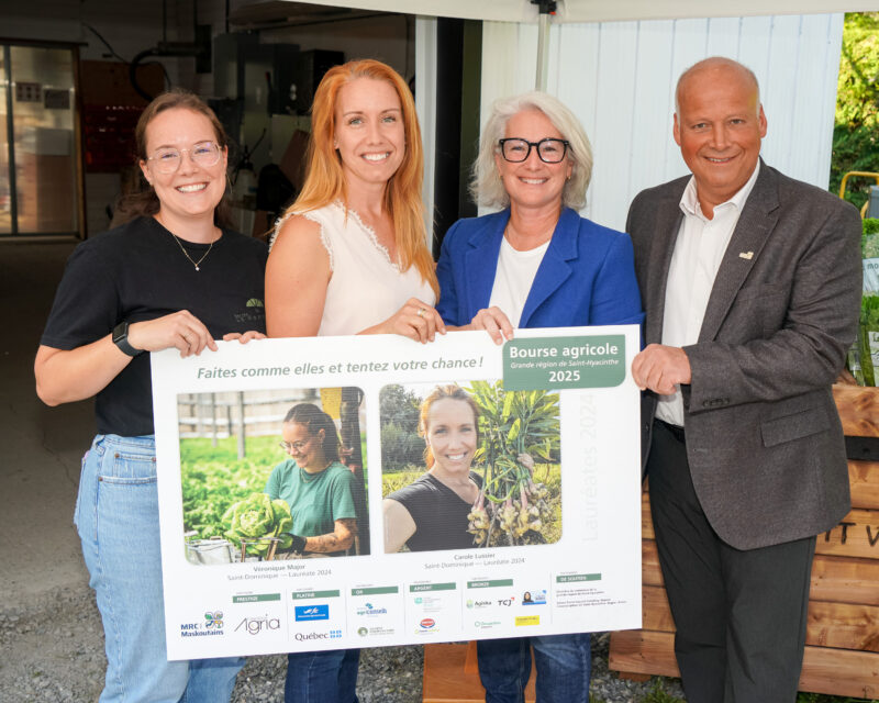 Véronique Major et Carole Lussier, récipiendaires en 2024, Maryse Labbé, administratrice de la Fondation Agria, et Simon Giard, préfet de la MRC des Maskoutains. Photothèque | Le Courrier ©