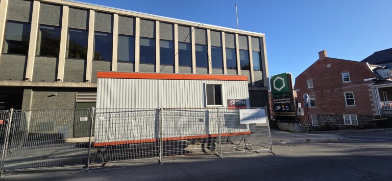 Des travaux d’amélioration d’une valeur de 5 M$ sont effectués au siège social de la Caisse Desjardins de la Région de Saint-Hyacinthe, sur la rue Girouard Ouest. Ils se termineront à l’été 2026. Photothèque | Le Courrier ©