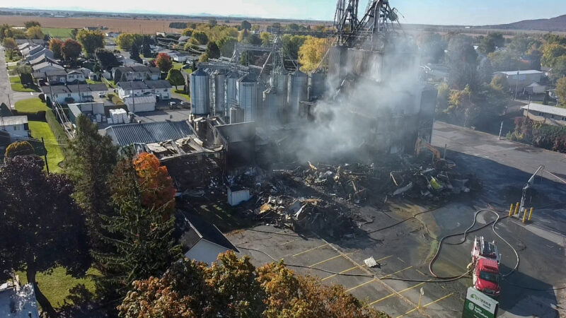 L’incendie de la meunerie Agiska de Saint-Damase a tenu les pompiers en haleine toute la nuit alors qu’il était toujours actif le 10 octobre au matin. Photothèque | Le Courrier ©