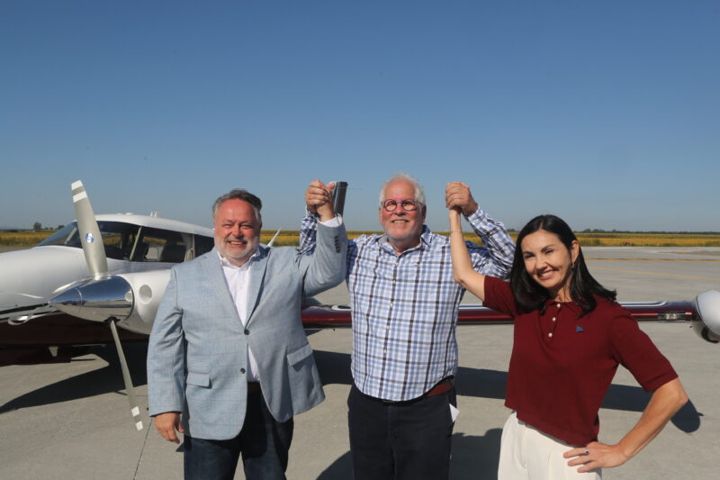 Le maire de Saint-Hyacinthe, André Beauregard, le vice-président de l’aéroport de Saint-Hyacinthe, François Marquis, et la députée de Saint-Hyacinthe, Chantal Soucy, ont célébré la fin des travaux réalisés à l’aéroport de Saint-Hyacinthe. Photothèque | Le Courrier ©