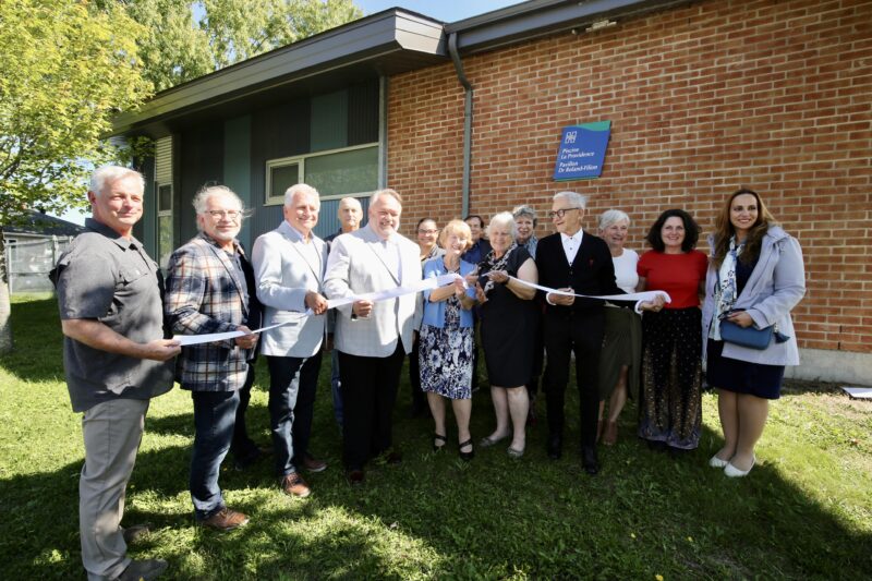 Plusieurs élus, membres de la famille du Dr Filion et représentants des Loisirs La Providence ont participé à l’inauguration du pavillon. Photothèque | Le Courrier ©