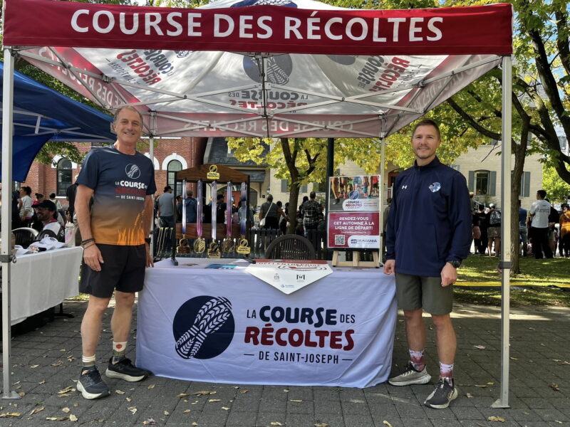 Donald Audet et Benoit Lamothe-Michaud, du comité organisateur de la Course des récoltes, invitent la population à la 4e édition de cette course automnale qui se tiendra le 25 octobre. Photo tirée de Facebook